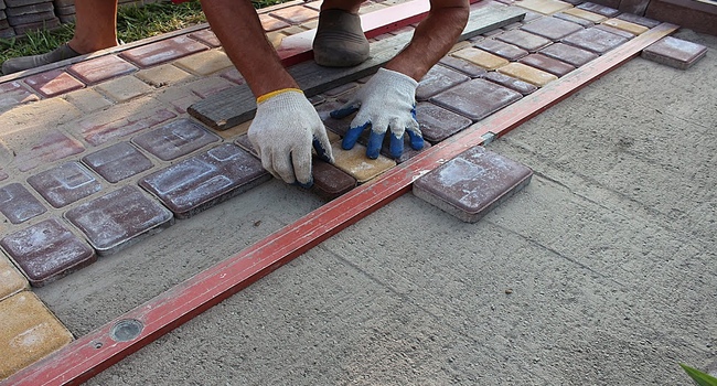 Дорожные рабочие укладчики тротуарной плитки